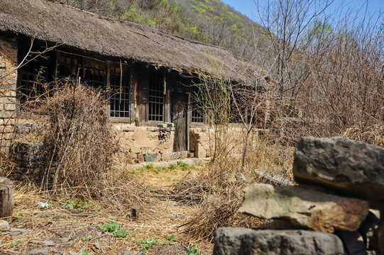 废弃地茅草屋