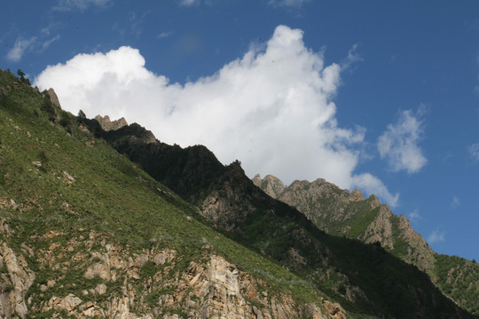 西藏山南蓝天白云自然风光