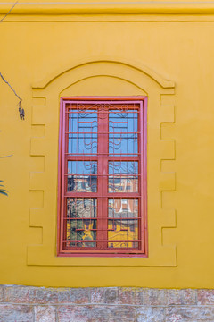 黄墙红窗