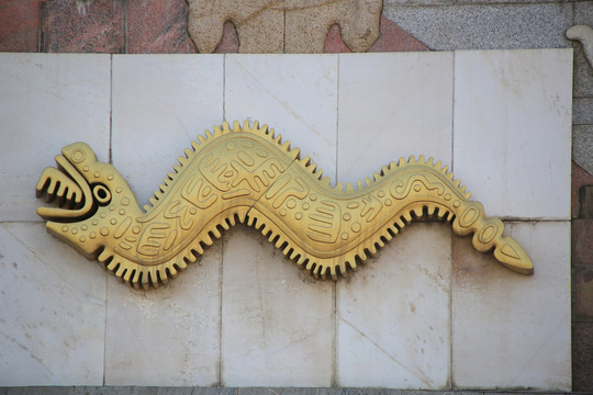 古代龙鱼雕像