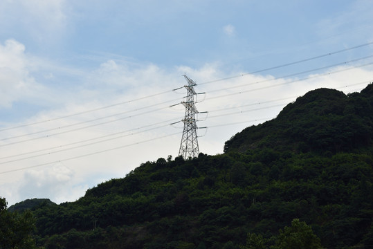 高山上的输电线路