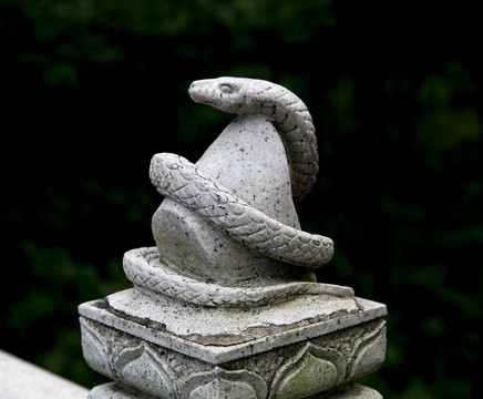 生肖蛇雕像