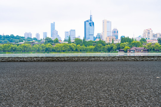 湖水上的城市建筑