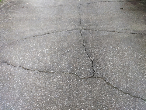 开裂的水泥路面