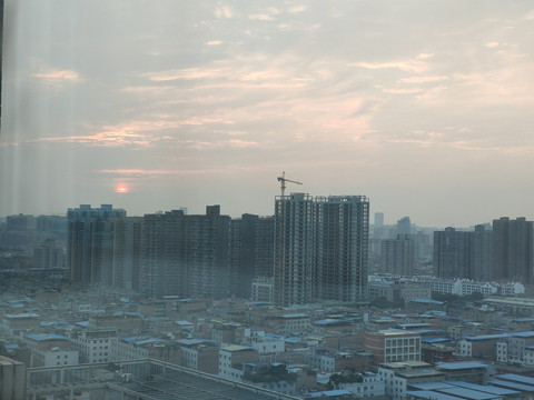 夕阳下的高楼与城中村