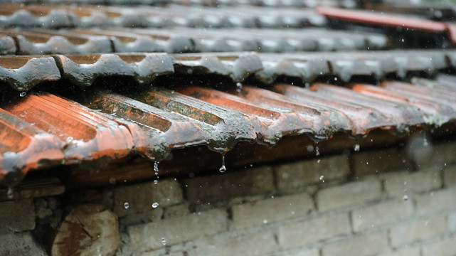 下雨的屋檐