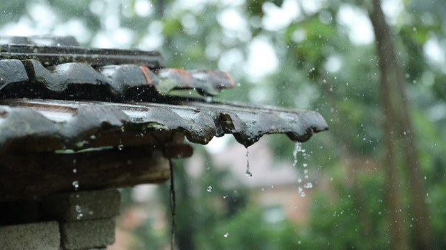 暴雨中的屋檐