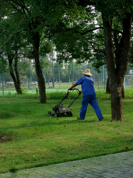 公园里的割草工人