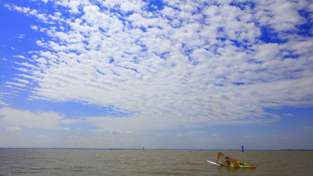 碧海蓝天帆船