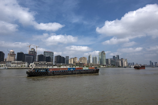 上海黄浦江货轮