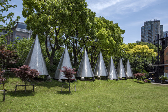浦东滨江公园不锈钢锥形景观雕塑