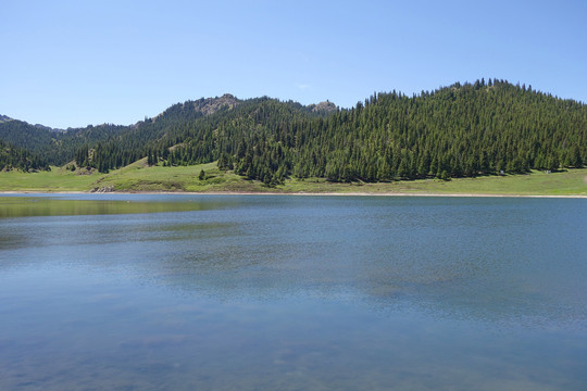 天山大峡谷天鹅湖