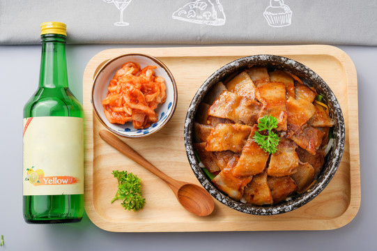 韩式五花肉砂锅饭