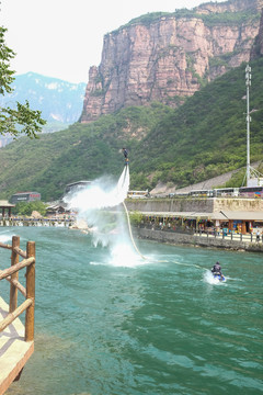 水上飞人表演