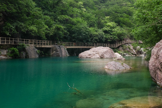 湖水栈道