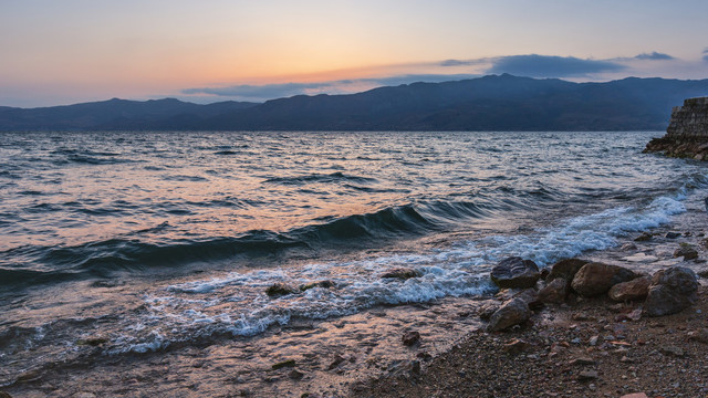 云南抚仙湖清晨美丽的日出浪花