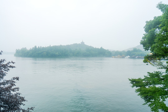 杭州西湖夏天风光雨中西湖