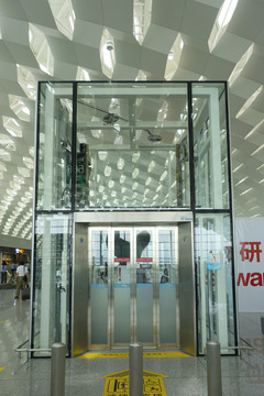 深圳宝安机场候机楼垂直升降电梯