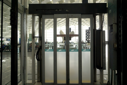 机场候机楼垂直升降电梯