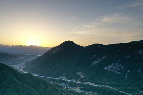 高山蓝天白云日出夕阳