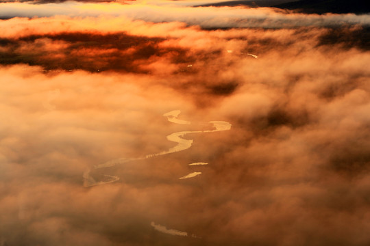 湿地河湾云雾朝阳