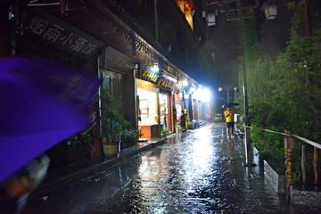 雨夜中的凤凰古城