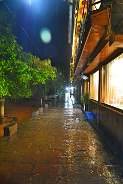 雨夜中的凤凰古城