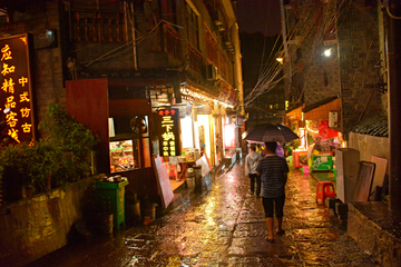 雨夜中的凤凰古城