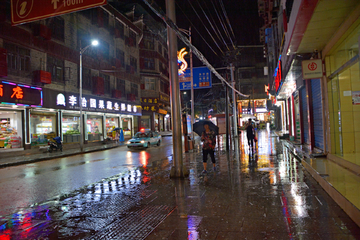 雨夜中的凤凰古城