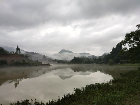 云雾缭绕的早晨