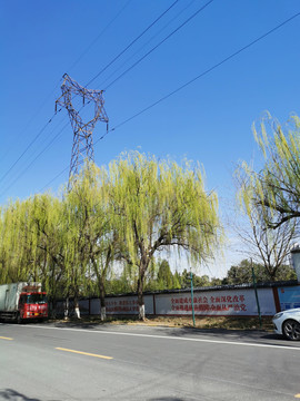 蓝天下的道路