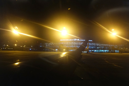 越南海防吉碑国际机场航站楼夜景