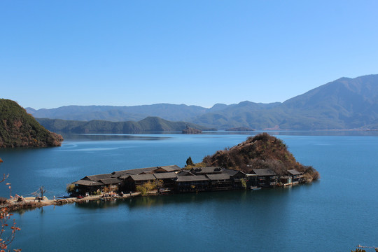 泸沽湖里务比岛