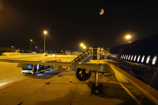 越南新山一国际机场停机坪夜景