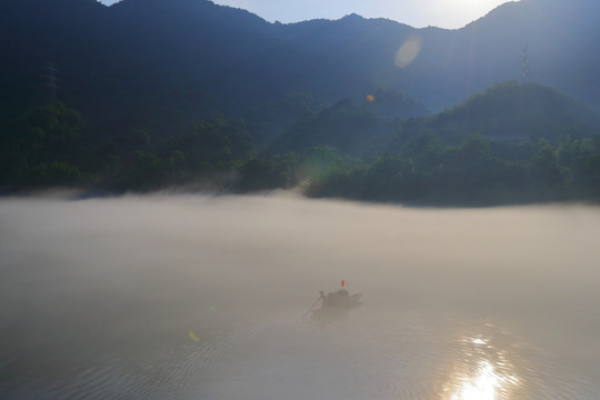 晨雾小东江