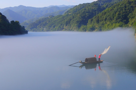 雾漫小东江