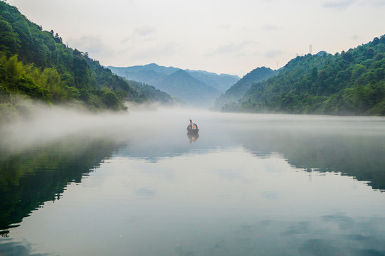 雾漫小东江