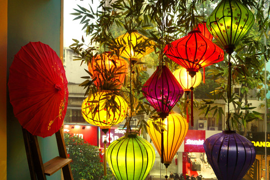 越南民族特色灯笼和纸伞