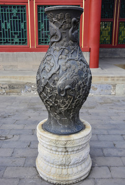 北京颐和园铜雕花瓶