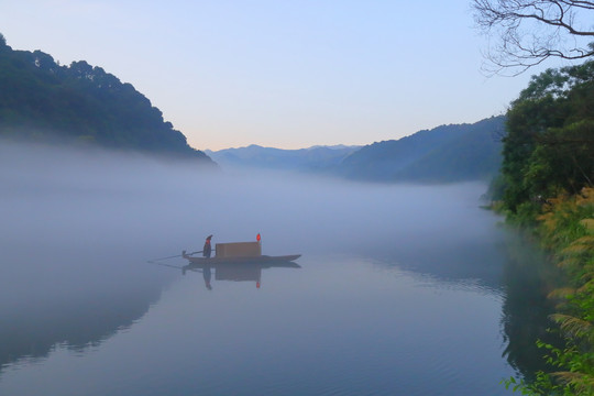 雾漫小东江