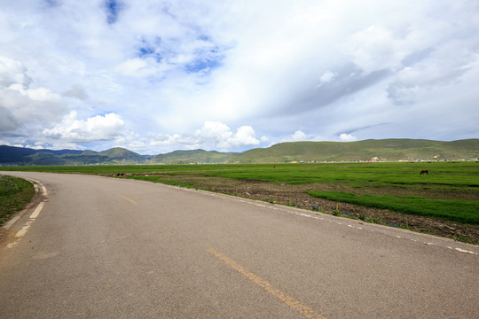 香格里拉纳帕海环湖路