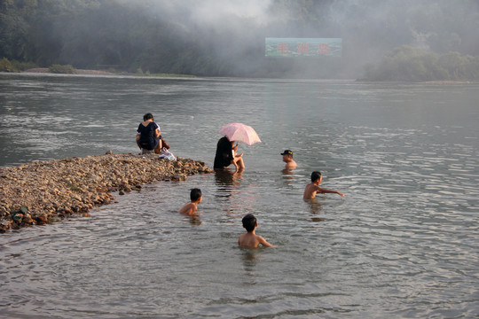 游客在游泳