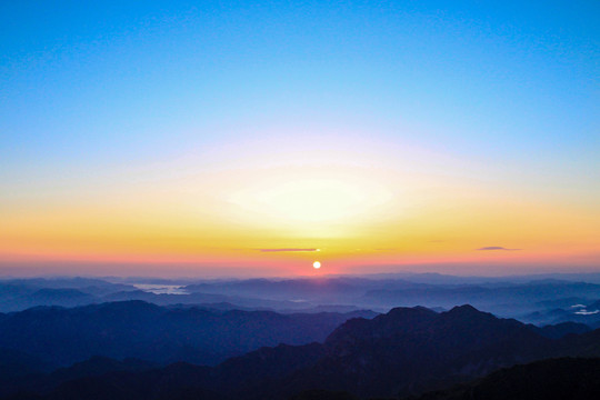 高山夕阳水墨剪影