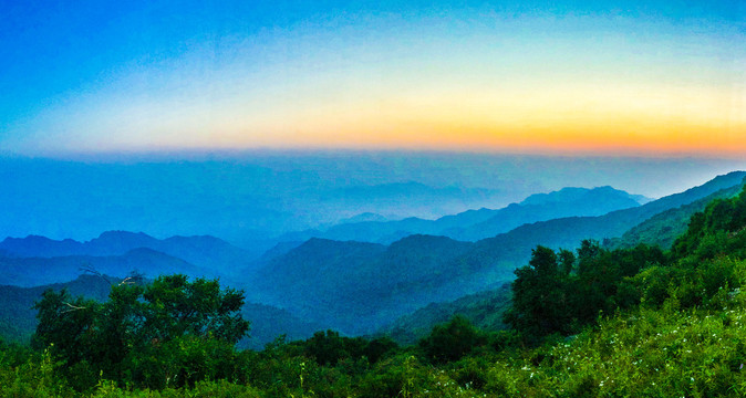 高山夕阳水墨剪影