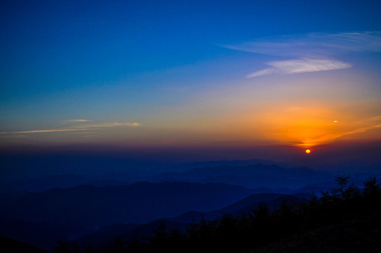 高山夕阳水墨剪影