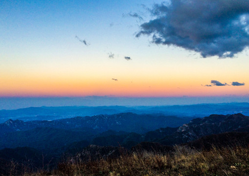 高山夕阳水墨剪影