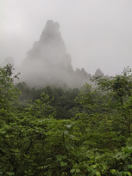 云雾中的山峰