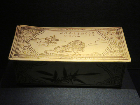宋代磁州窑虎纹瓷枕