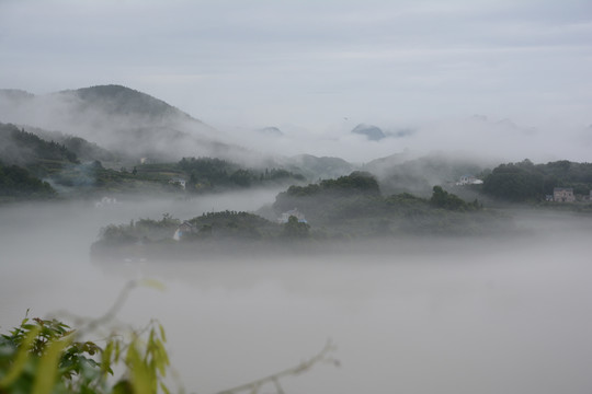 雾锁大江