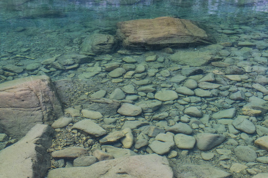 水底石头